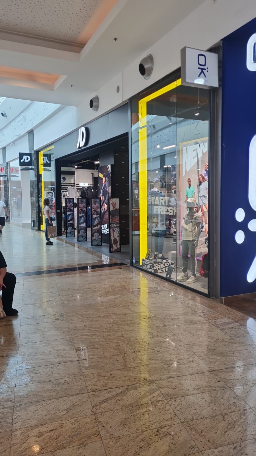 Tarife lăcătuș București pentru intervenții la uși de magazin în centre comerciale